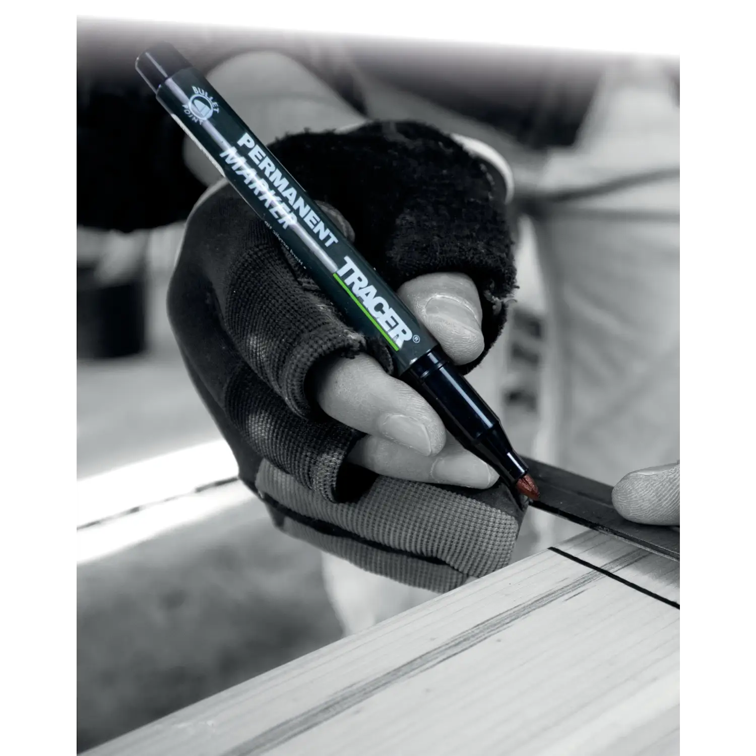 Imaginea arată o mână ținând un APM1 Marker TRACER Negru Permanent cu Vârf Fin 1-2mm