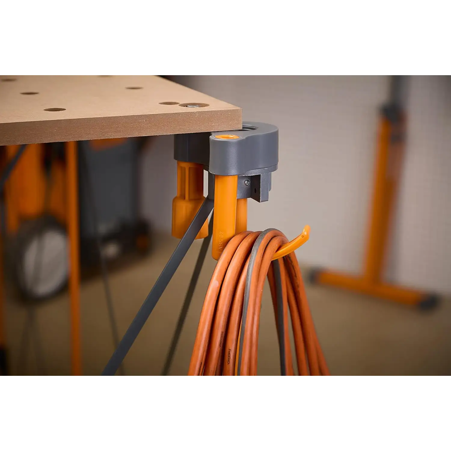 Cablu extensie portocaliu înfășurat pe suport cu duble P-Top, Bora Centipede CA0902