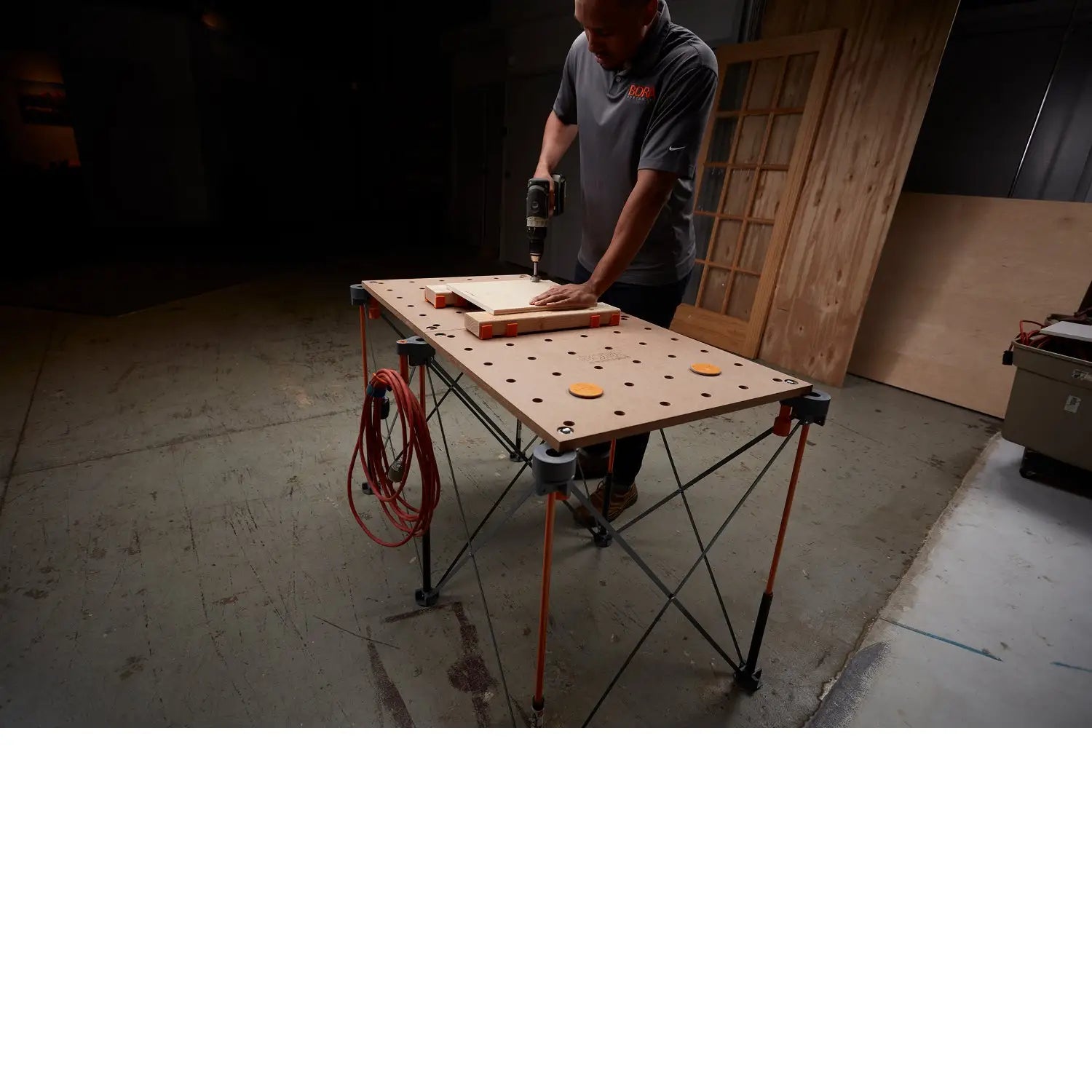 Suport de lucru portabil cu suprafață tip pegboard pentru bora ck22tm și gauri dog