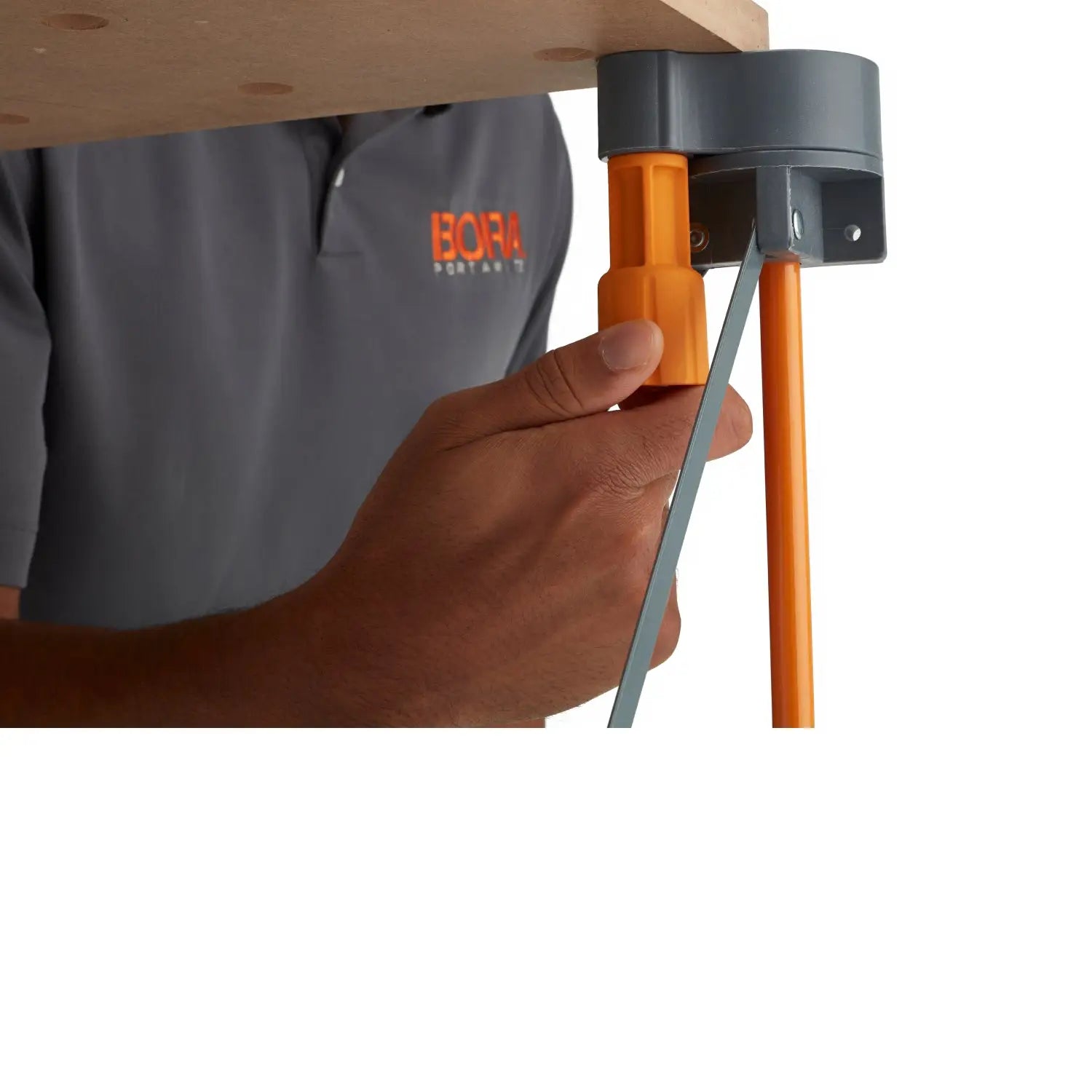 Persoană ajustând componenta cilindrică portocalie pe blaturi masa BORA CK22TM cu gauri dog