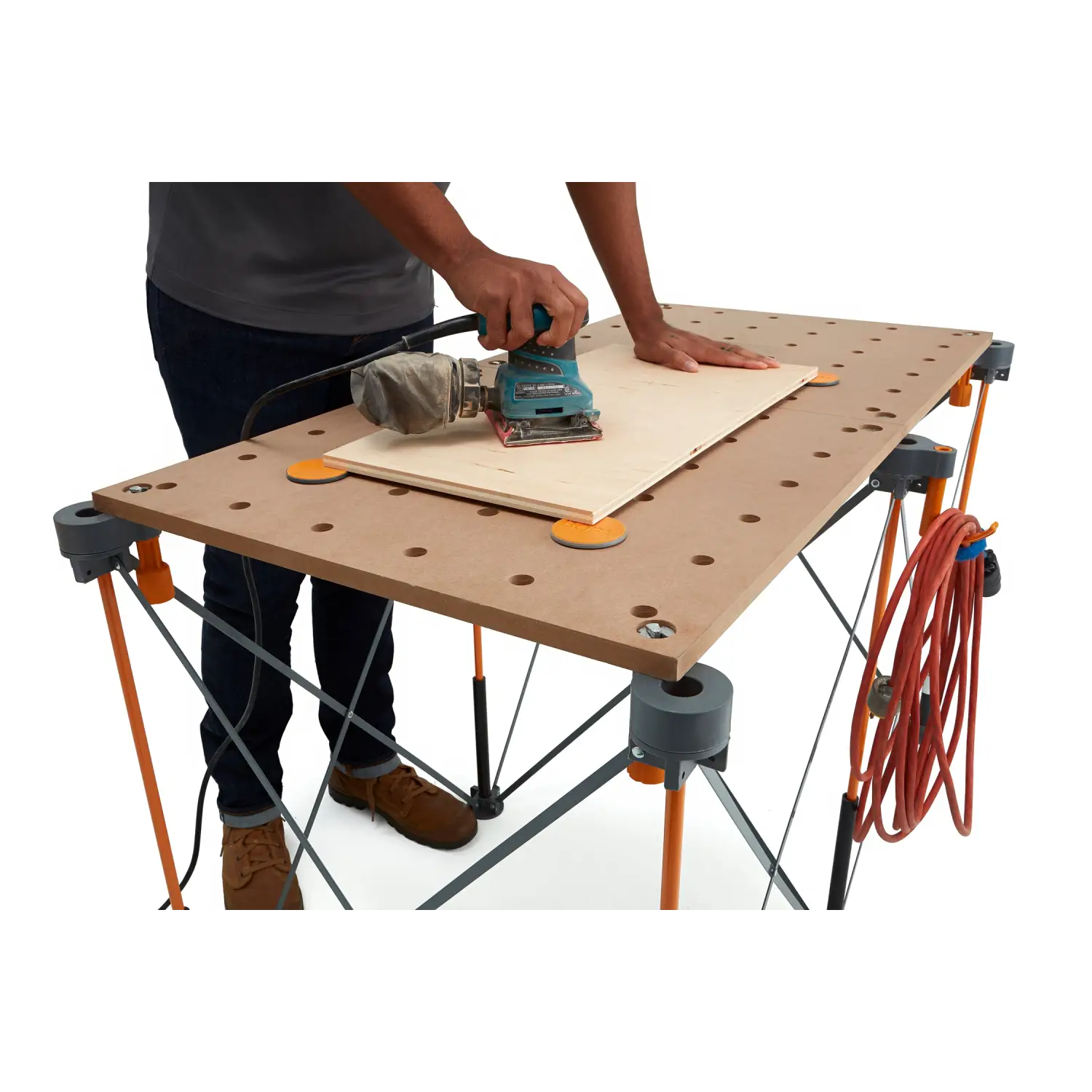 Persoană folosind un șlefuitor orbital pe blaturi masa BORA CK22TM cu gauri dog și stand