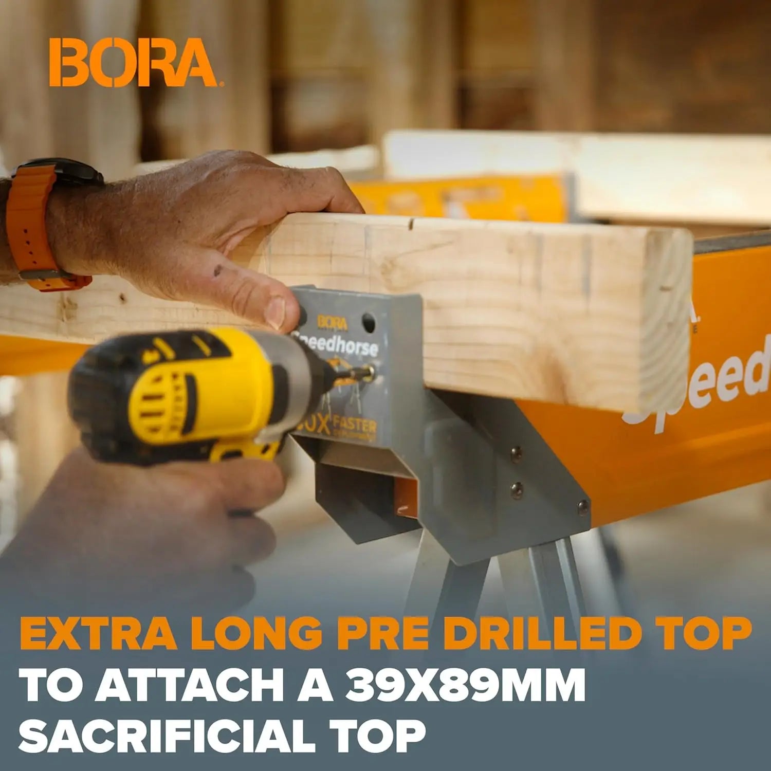 Persoană fixând un top de lemn sacrificial pe BORA PM‑4500T Speedhorse cu un burghiu