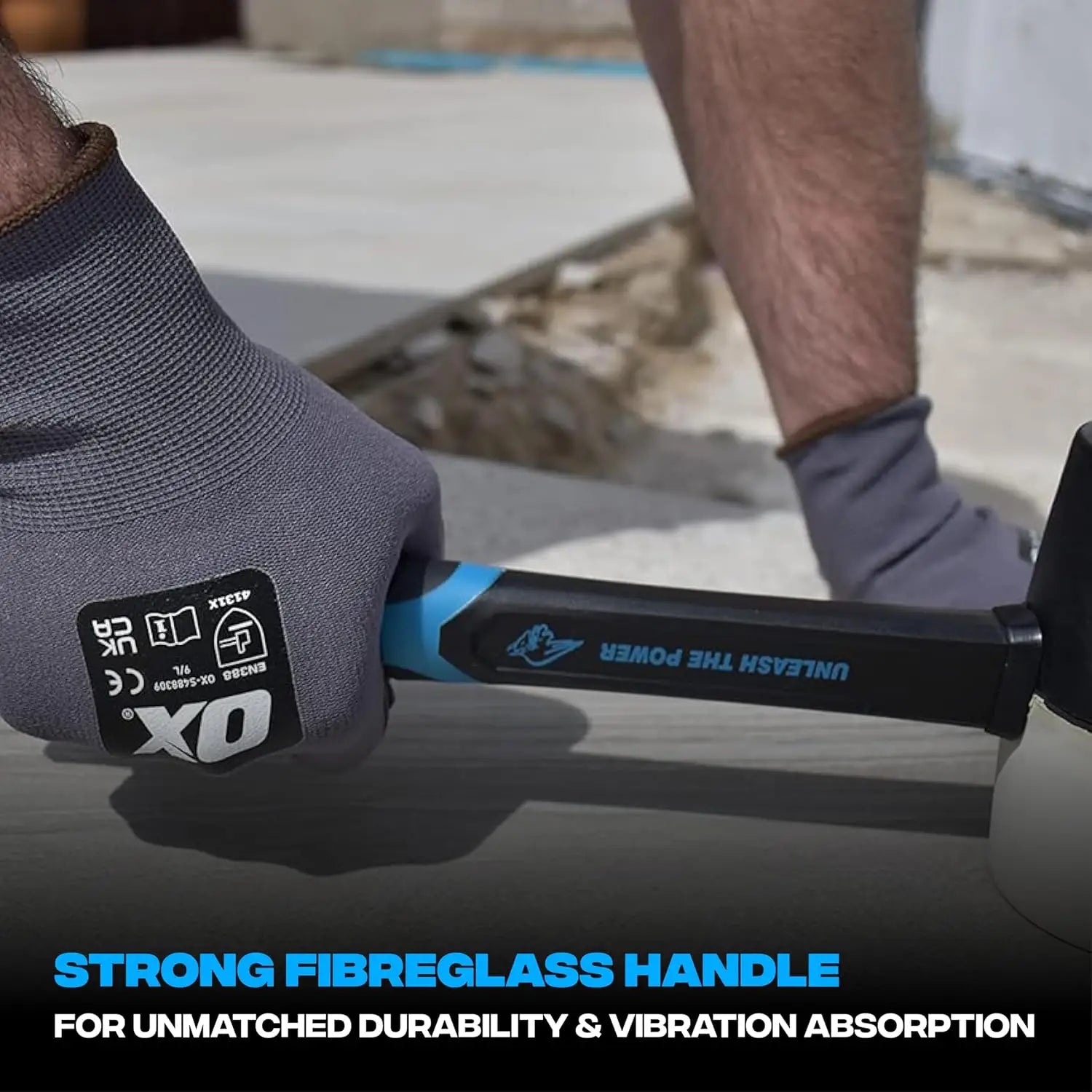 Mâner cu mănușă purtând un ciocan cauciuc combinat cu mâner din fibră de sticlă și soft grip