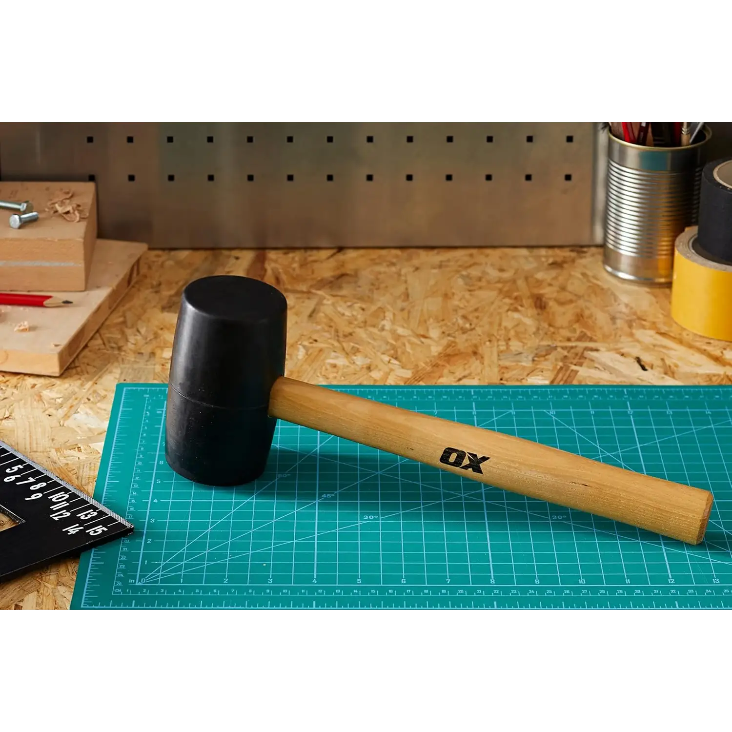 Imaginea arată un ciocan cauciuc cu cap negru și mâner din lemn cu soft grip