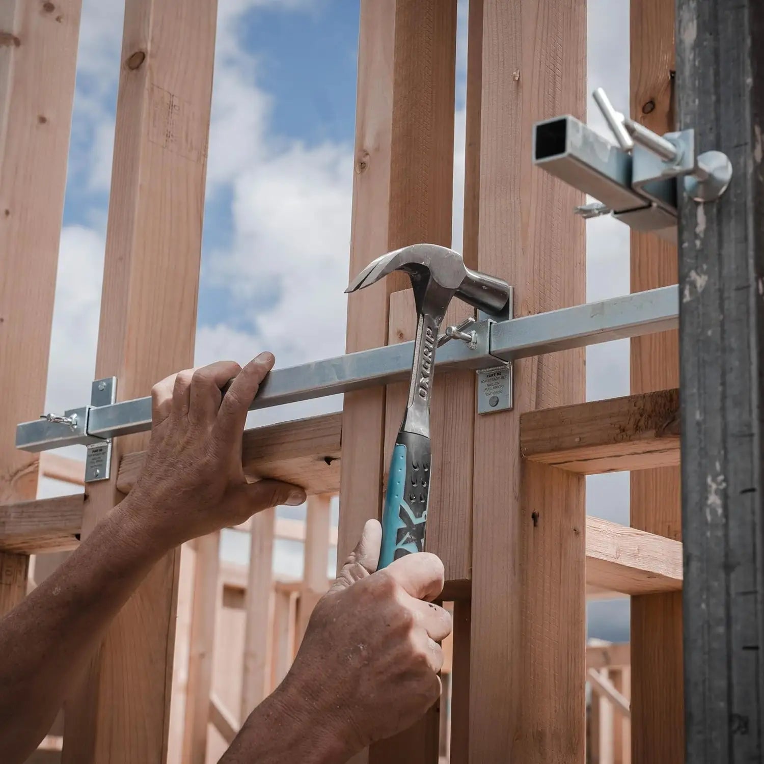 Ciocan cu gheara OX Pro monobloc 20oz otel forjat cu maner soft grip antishock