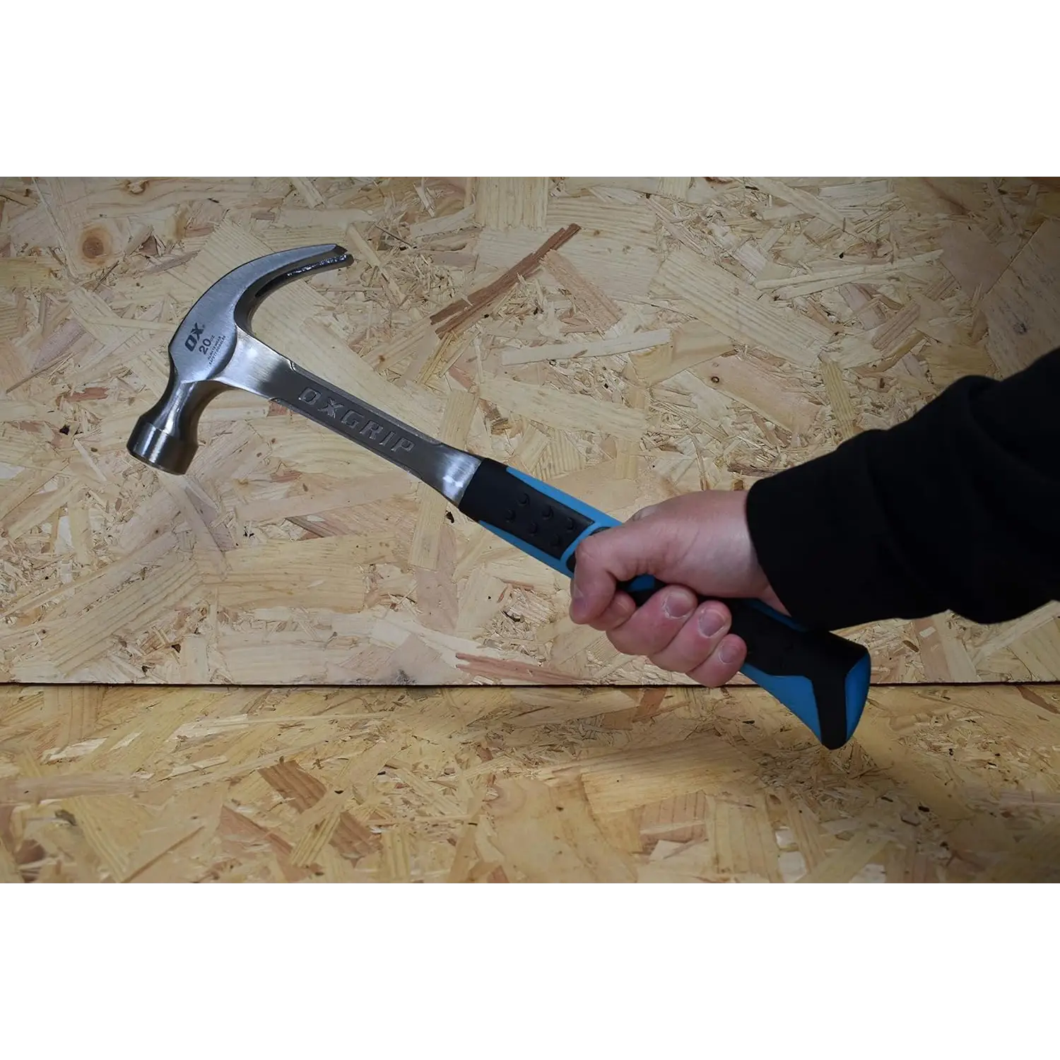 Mână ținând un ciocan cu gheara OX Pro din otel forjat și mâner soft grip