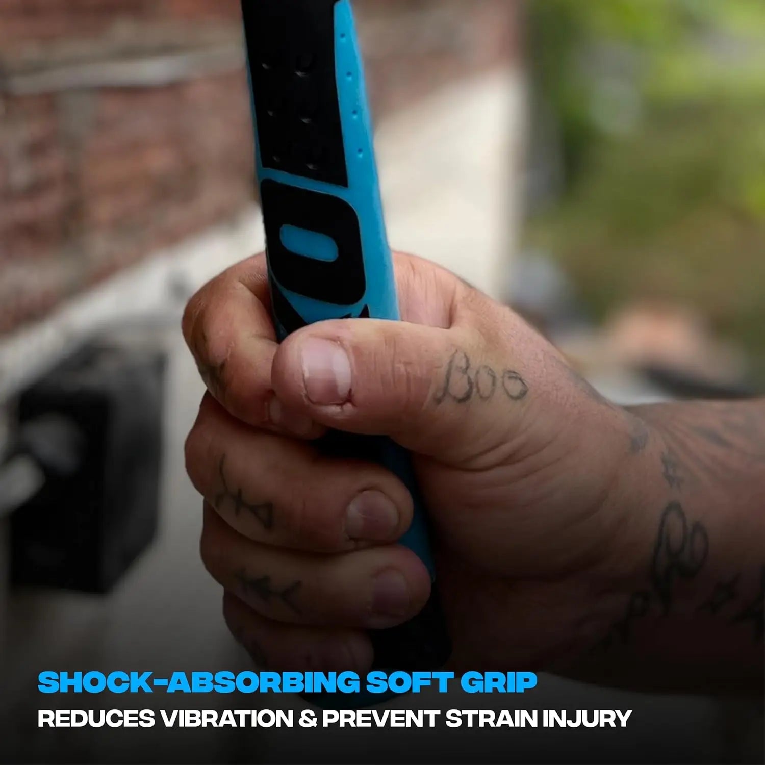 Mână apucând mâner moale cu absorbție șocuri al Ciocan cu gheara OX Pro otel forjat