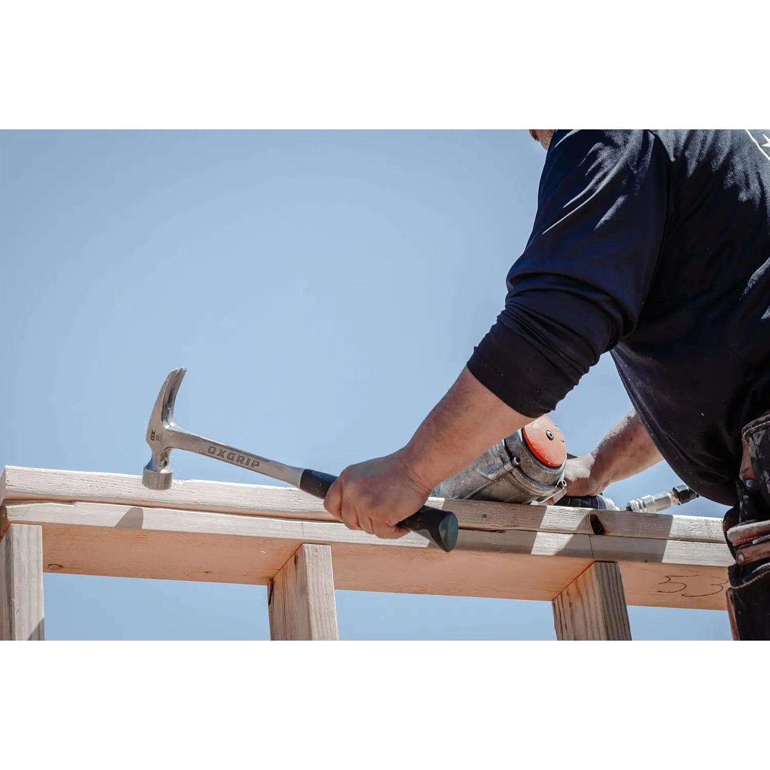 Imaginea arată un ciocan dulgherie cu otel forjat și mâner soft grip pentru confort