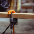 Clemă rapidă BORA fixând o piesă de lemn pe suportul de lucru Centipede