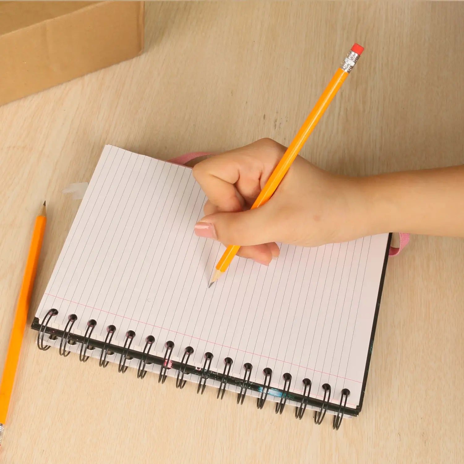 Persoană scriind în caiet cu creioane grafit Pre-ascutite din Lemn #2 HB