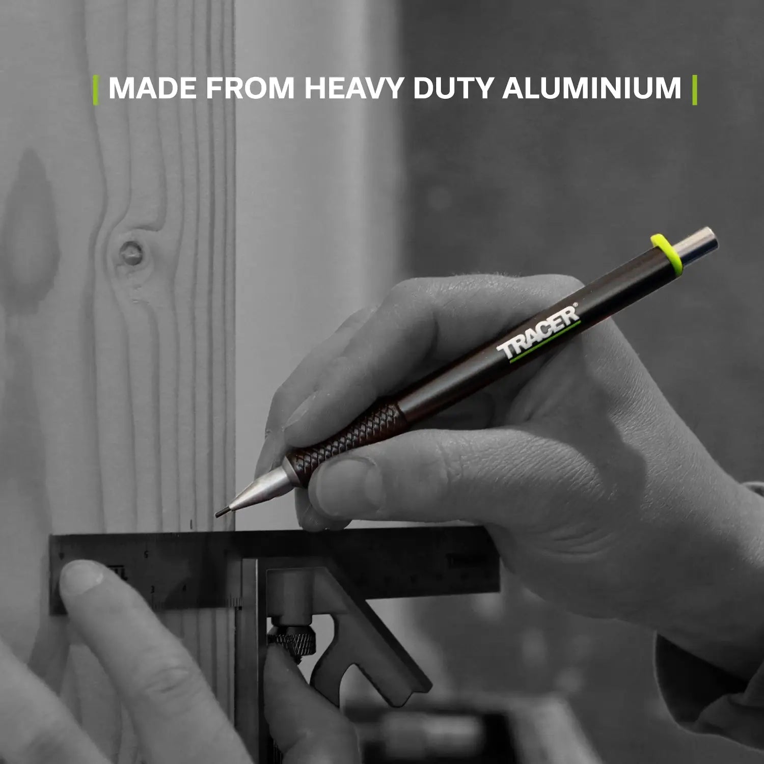 Imaginea arată mâinile unui meseriaș cu creion tamplarie și riglă metalică pentru marcaj