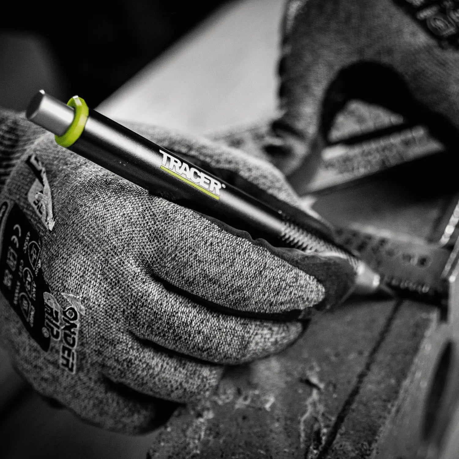 Mână cu mănușă ținând un creion profesional tracer atpk1‑pro cu prindere integrat