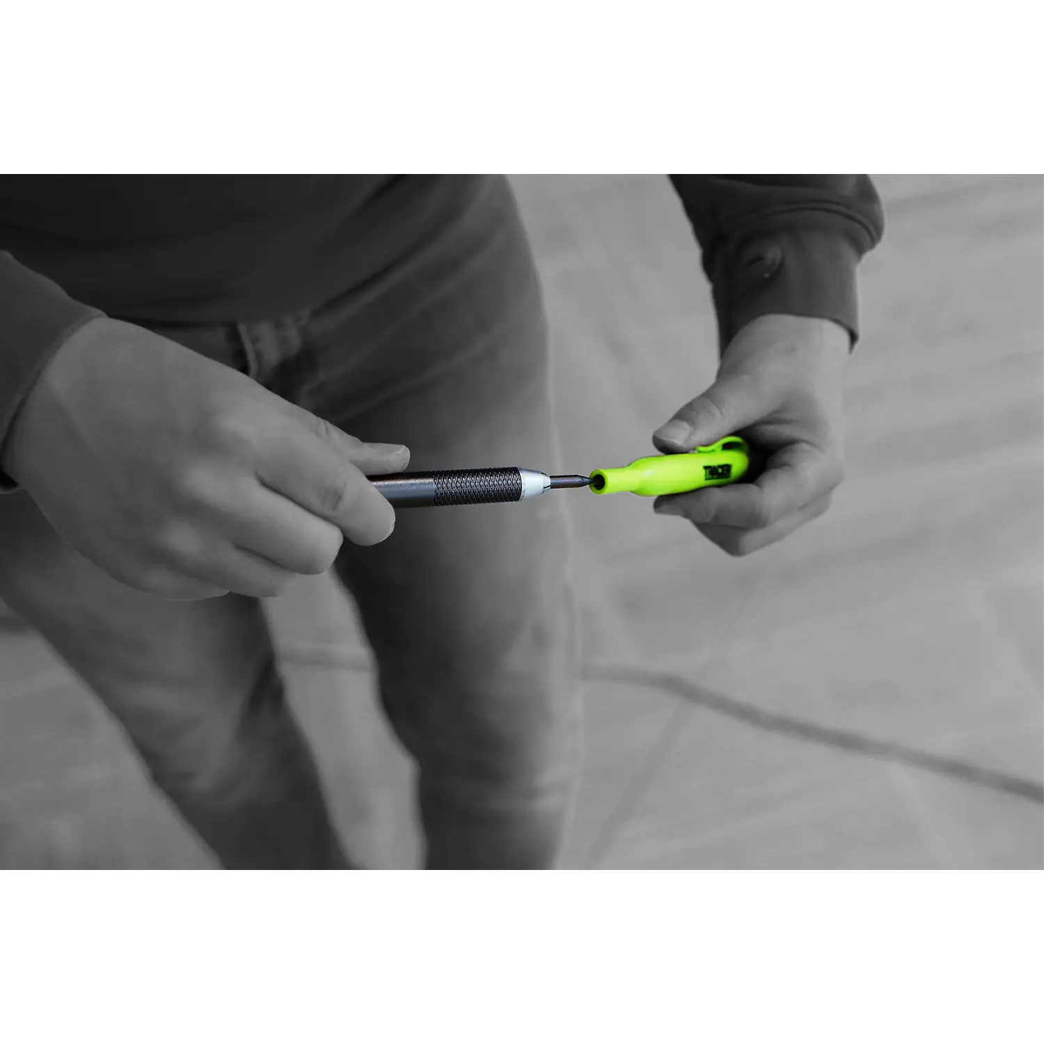 Mâini ținând un șurubelniță negru și argintiu cu mâner galben, Tracer ATPK1‑Pro