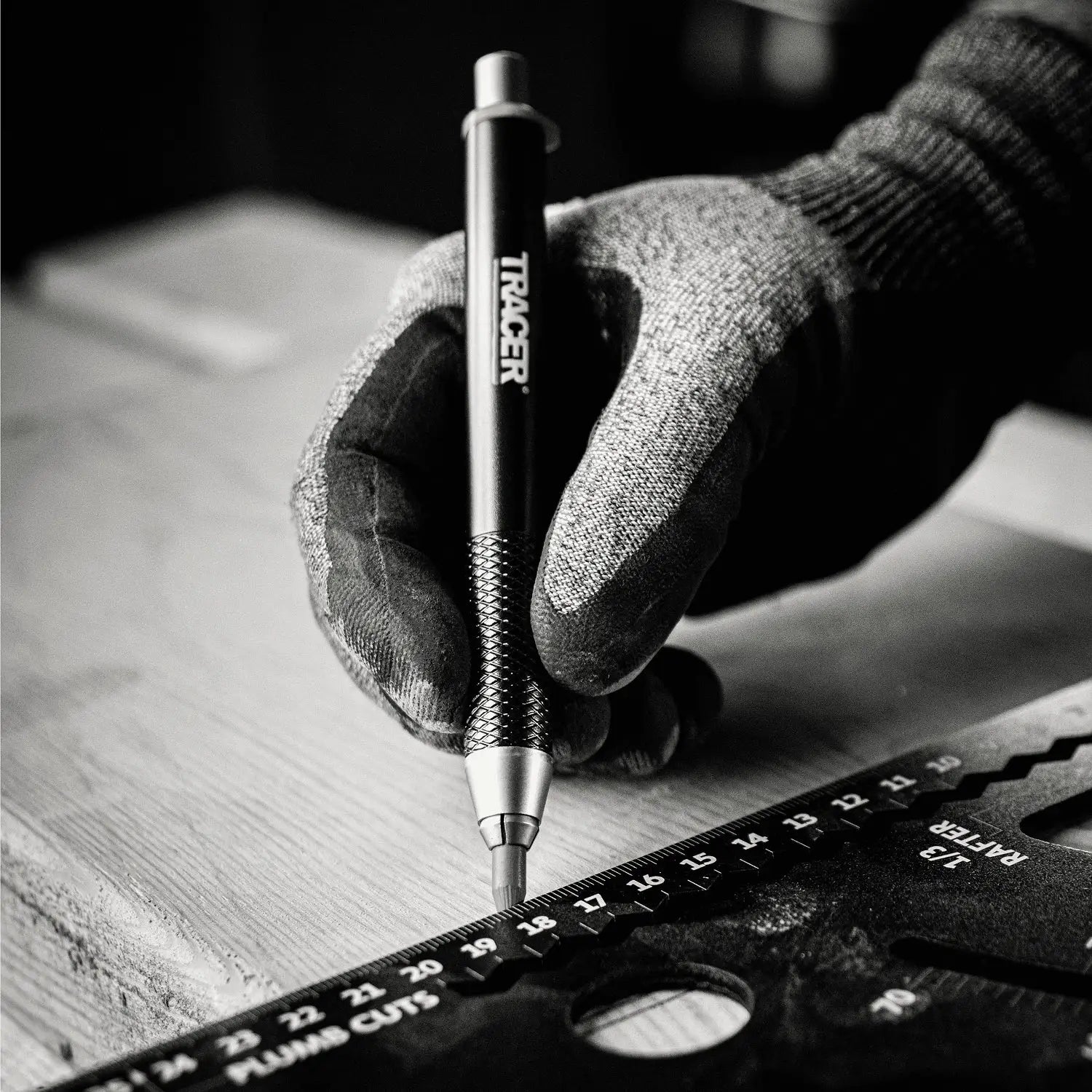 Mână cu măsurător și creion de marcaj pe lemn, metal sau beton, tracer ATPK1-Pro