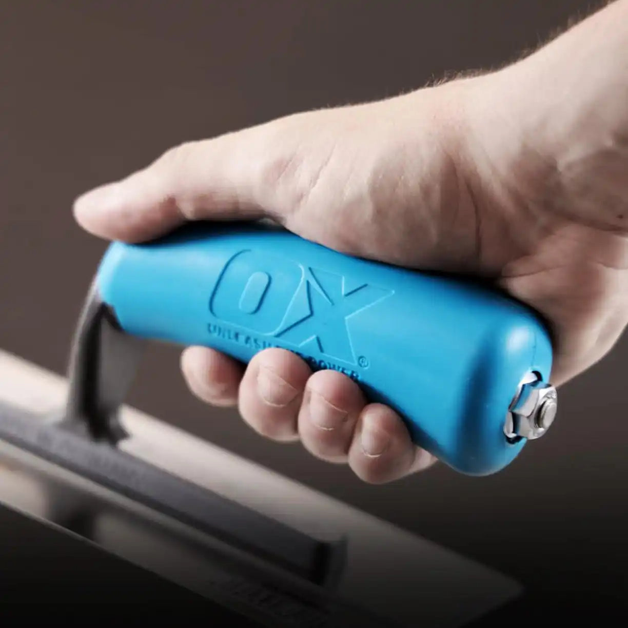 Rasnita de tencuială cu mâner albastru și priză confortabilă.