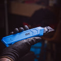 Cutter OX Pro cu corp robust din aluminiu, în mână — utilizare profesională