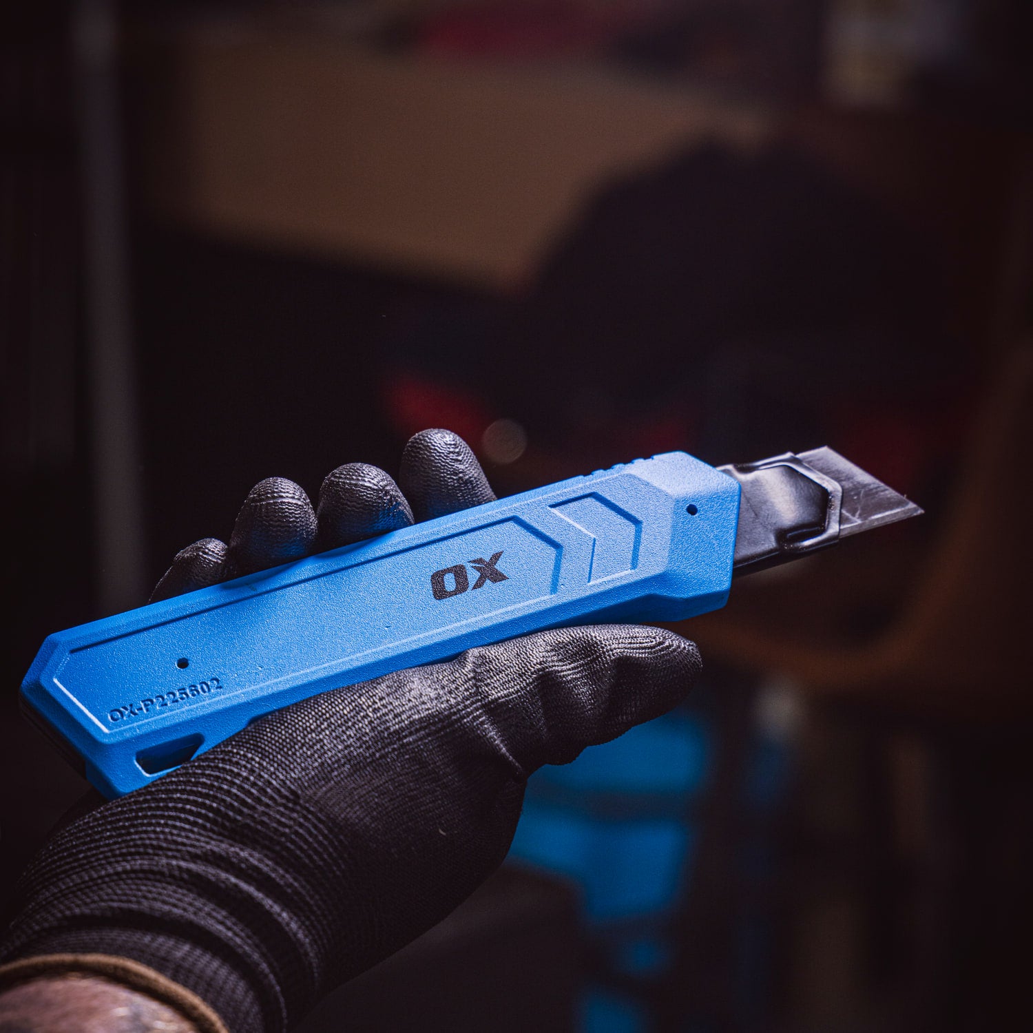 Cutter OX Pro cu corp robust din aluminiu, în mână — utilizare profesională