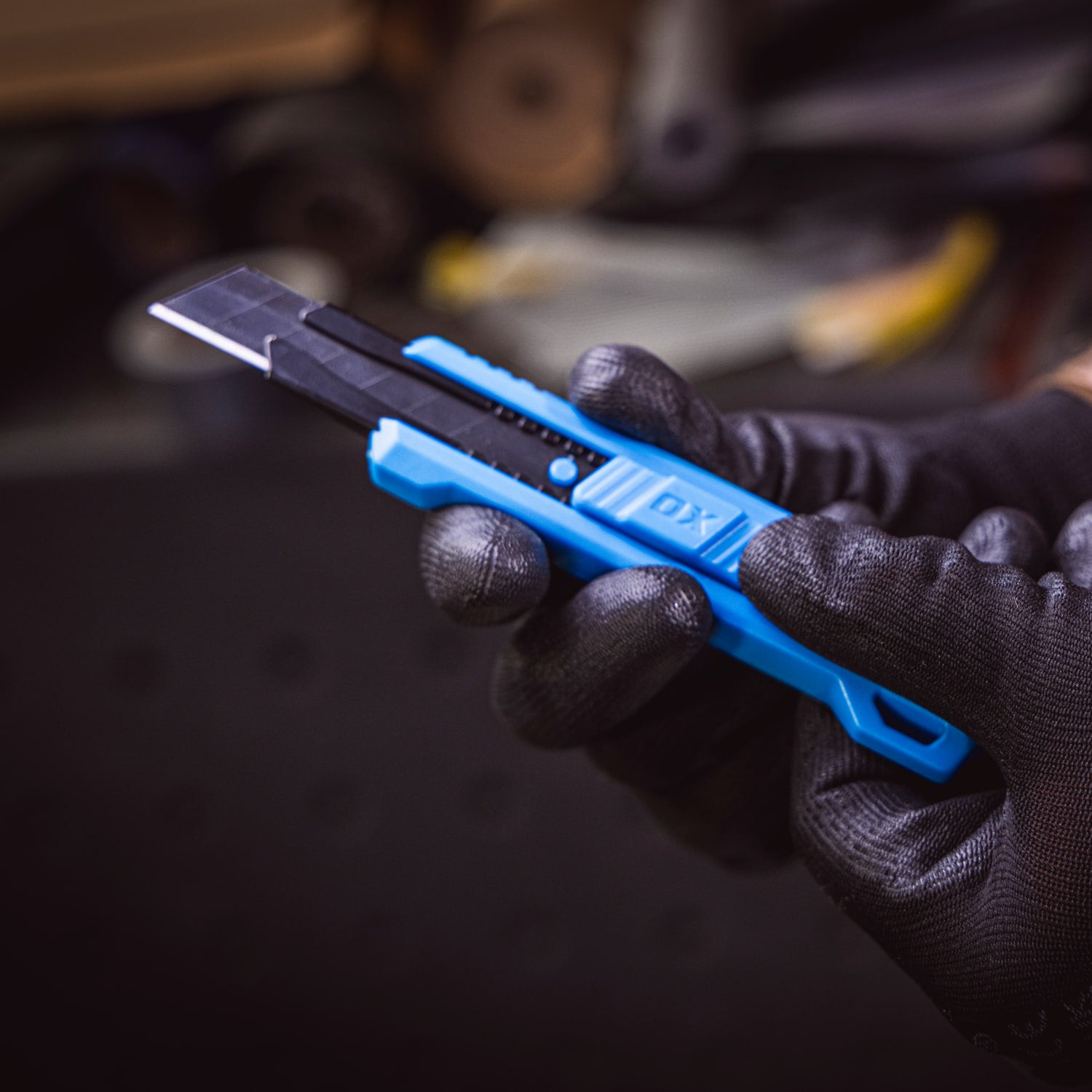 Cutter OX Trade cu lamă segmentată de 18 mm — utilizare pe șantier