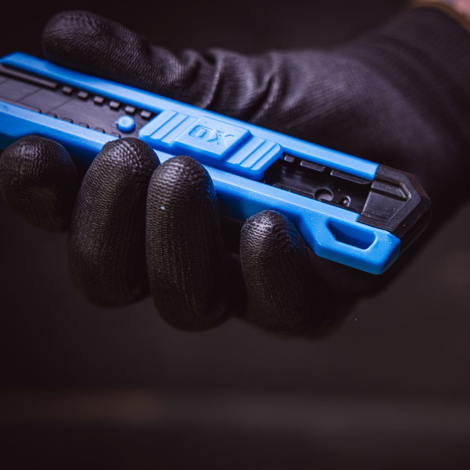 Cutter OX Trade cu blocare glisantă și corp ușor din plastic ABS