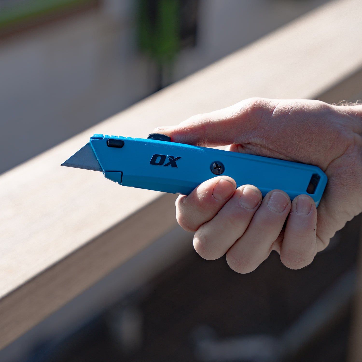 Cutter retractabil OX Trade în mână — control și utilizare pe șantier
