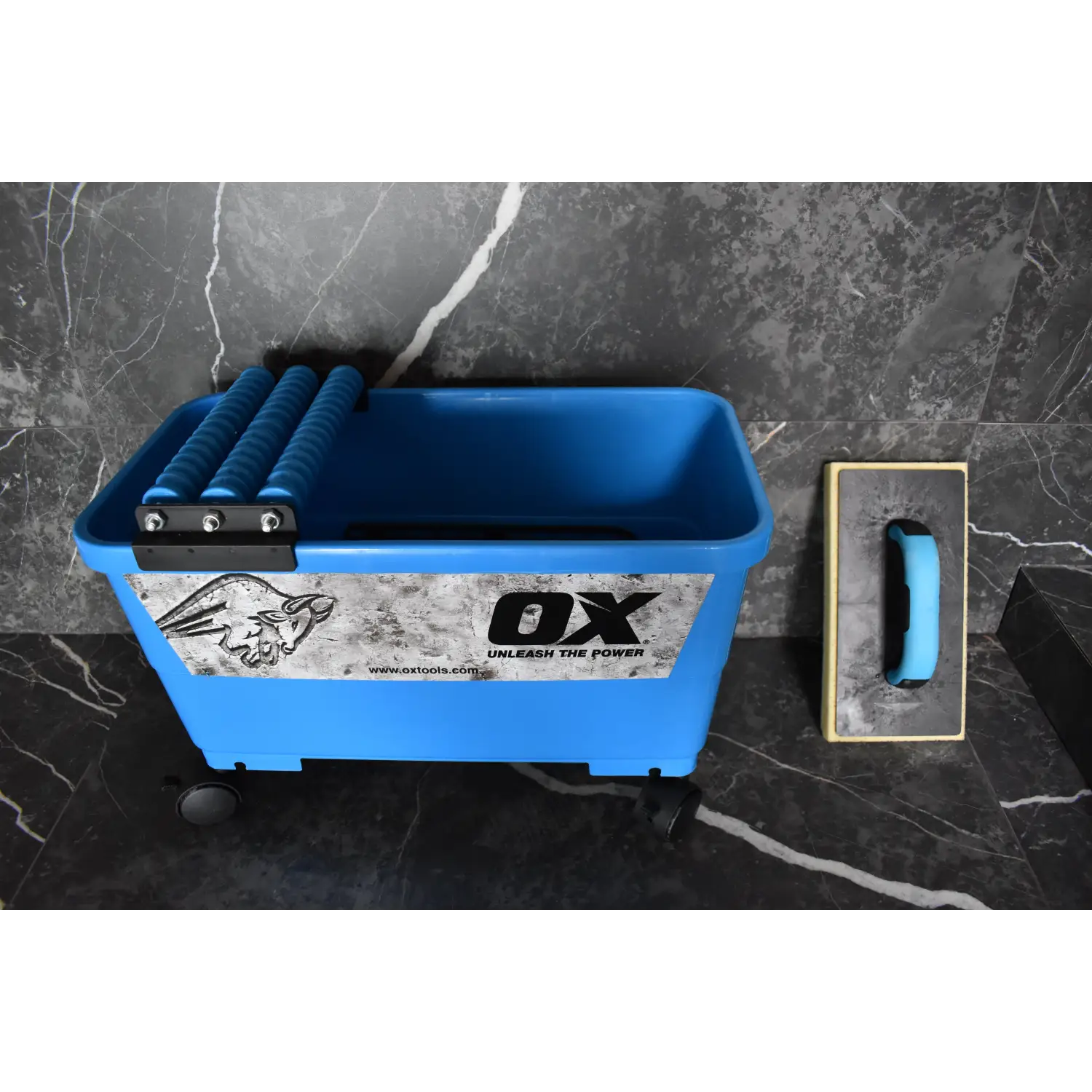 Grapă cu burete ox pro cu mâner soft grip și găleată cu vopsea pentru gresie faianta