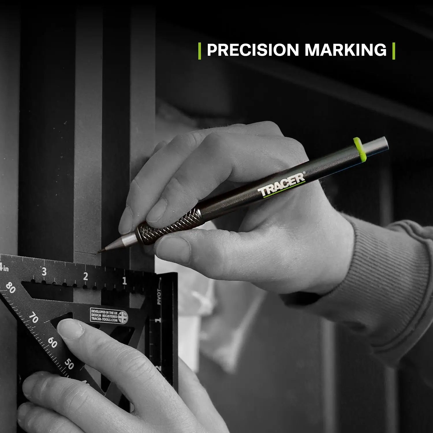 Persoană folosind un instrument de marcaj specializat și riglă triunghiulară pentru marcaje fine în Kit Profesional 5‑in‑1 de Marcaj Premium cu Tracer AMK5‑PRO