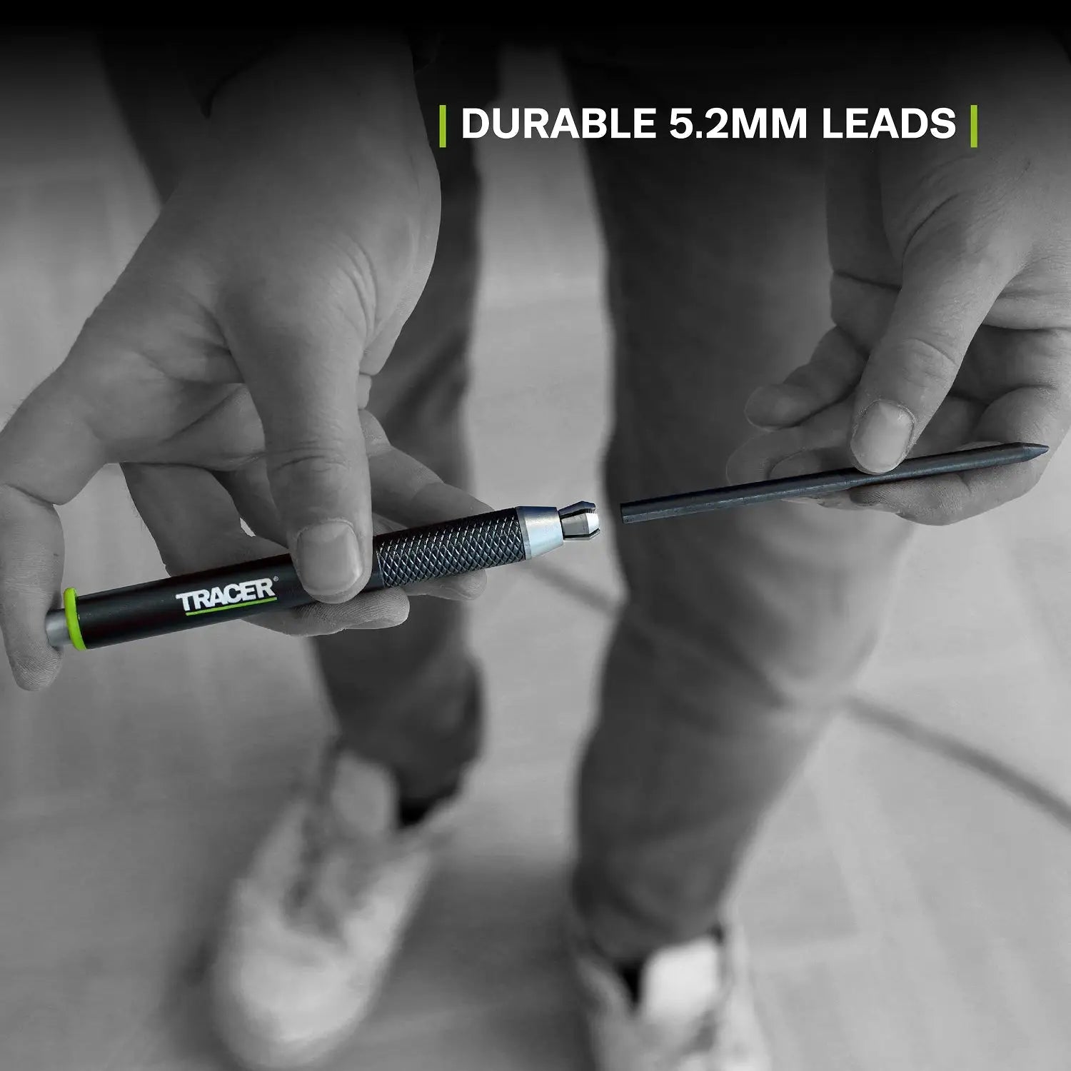 Persoană ținând un creion durabil de 5.2mm cu priză texturată din seria pro Tracer AMK5‑PRO