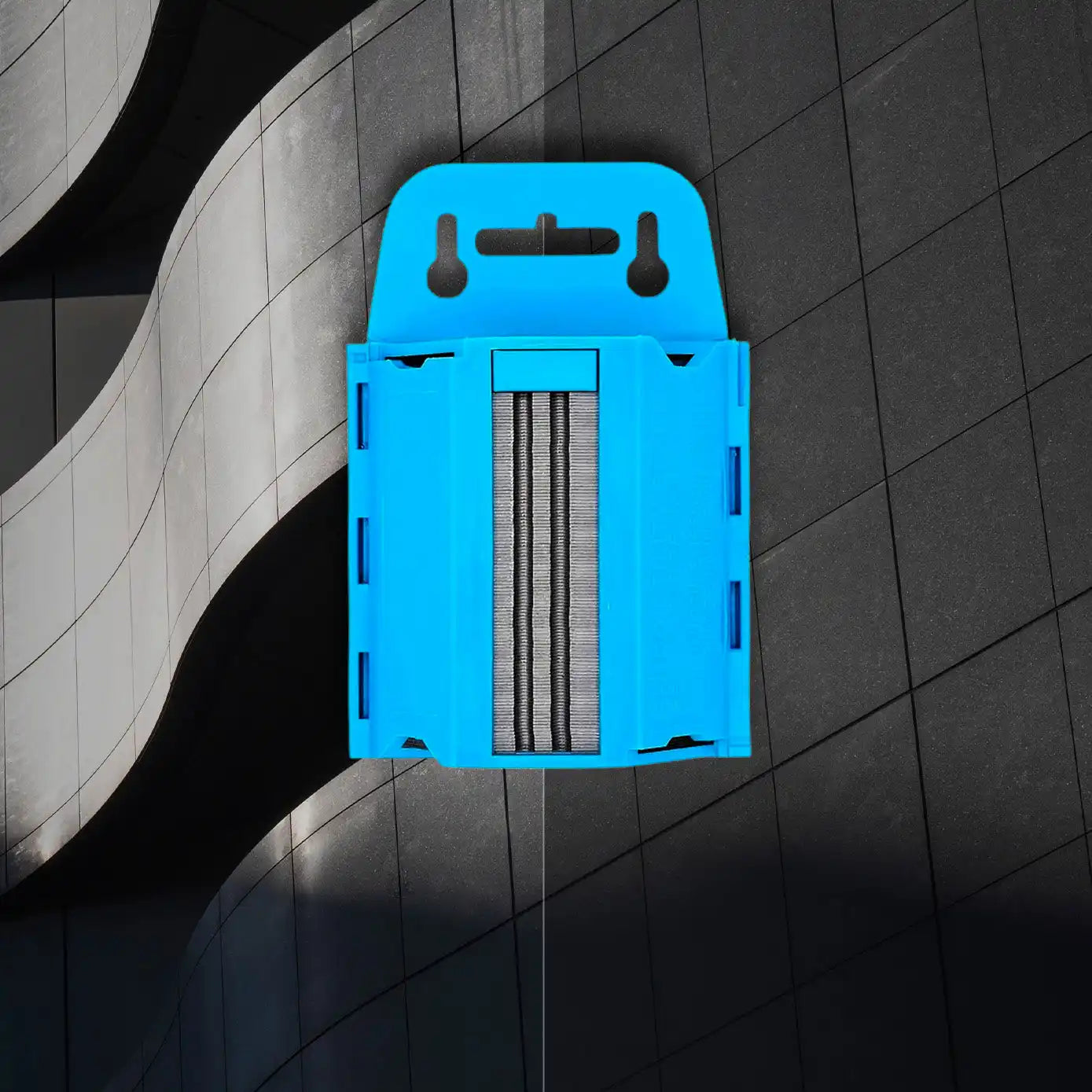 Un casaj de plastic albastru strălucitor, care conține două rânduri de deținți.