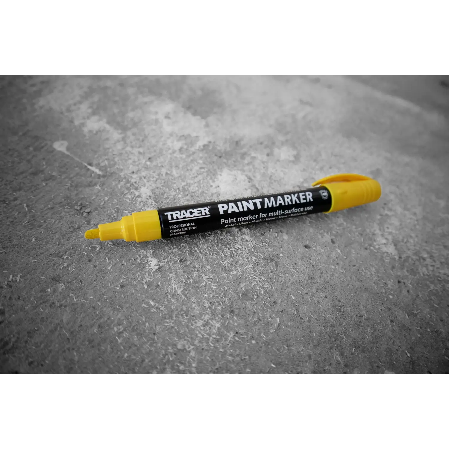 Marker cu vopsea tracer galben pentru constructie, vizibilitate ridicată și durabilitate