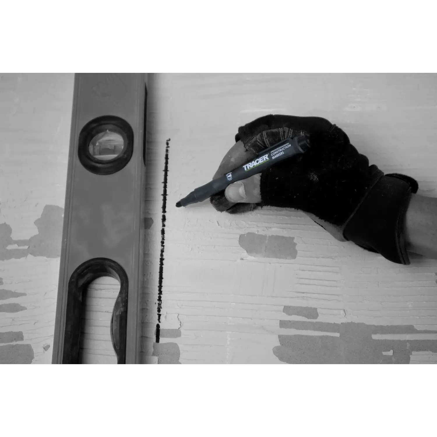 Mână cu mănuși marcând o linie cu markerul ACF-BP1 Clog Free TRACER