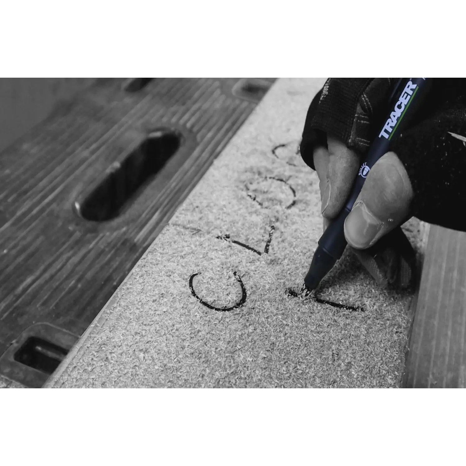 Scriere manuală pe suprafață texturată cu Marker Negru Clog Free TRACER ACF-BP1