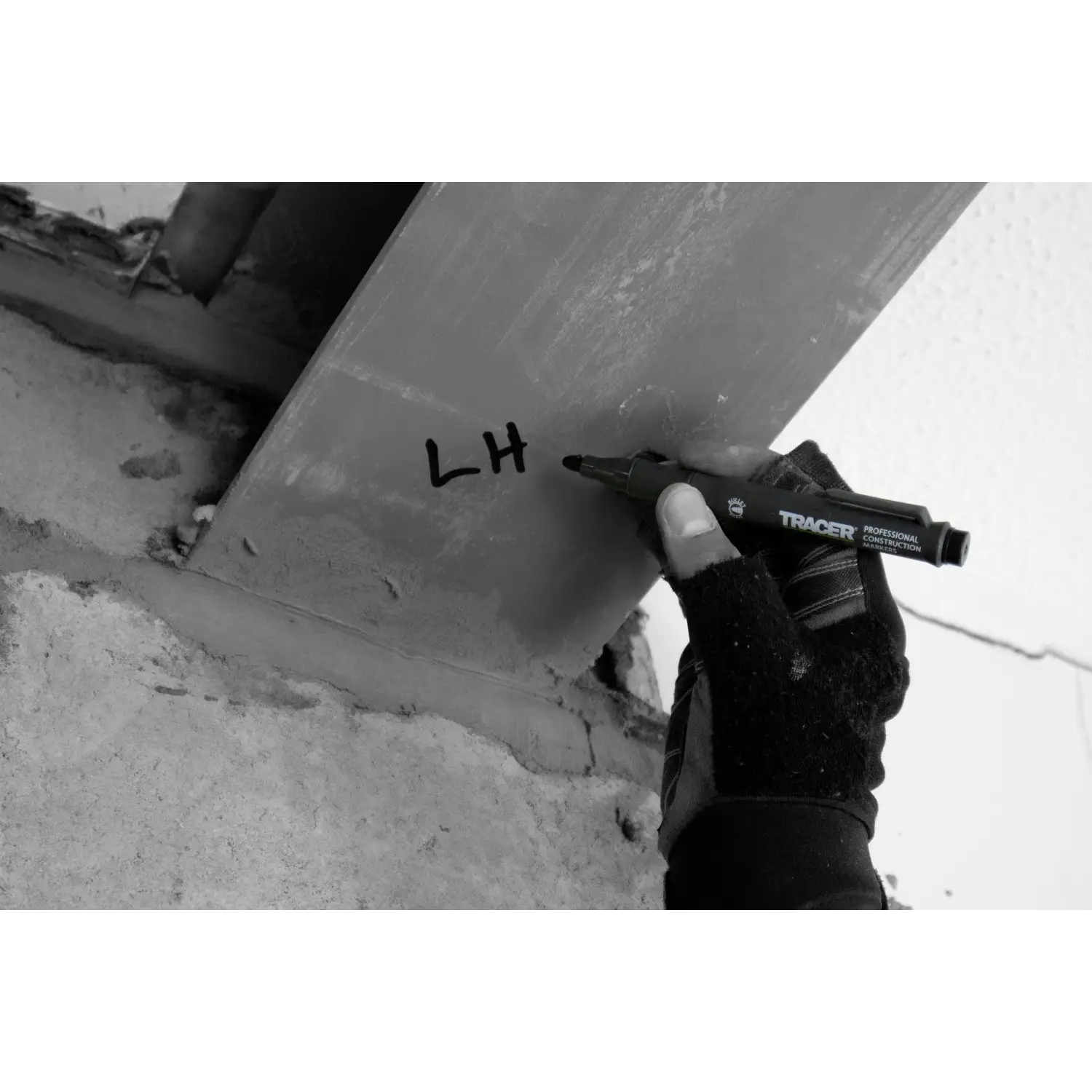 Mână scriind LH pe suprafață metalică cu marker Negru Clog Free ACF-BP1