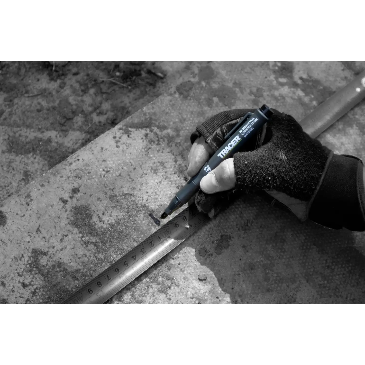 Mână în mănușă cu marker negru clog free TRACER ACF-BP1 pentru desen