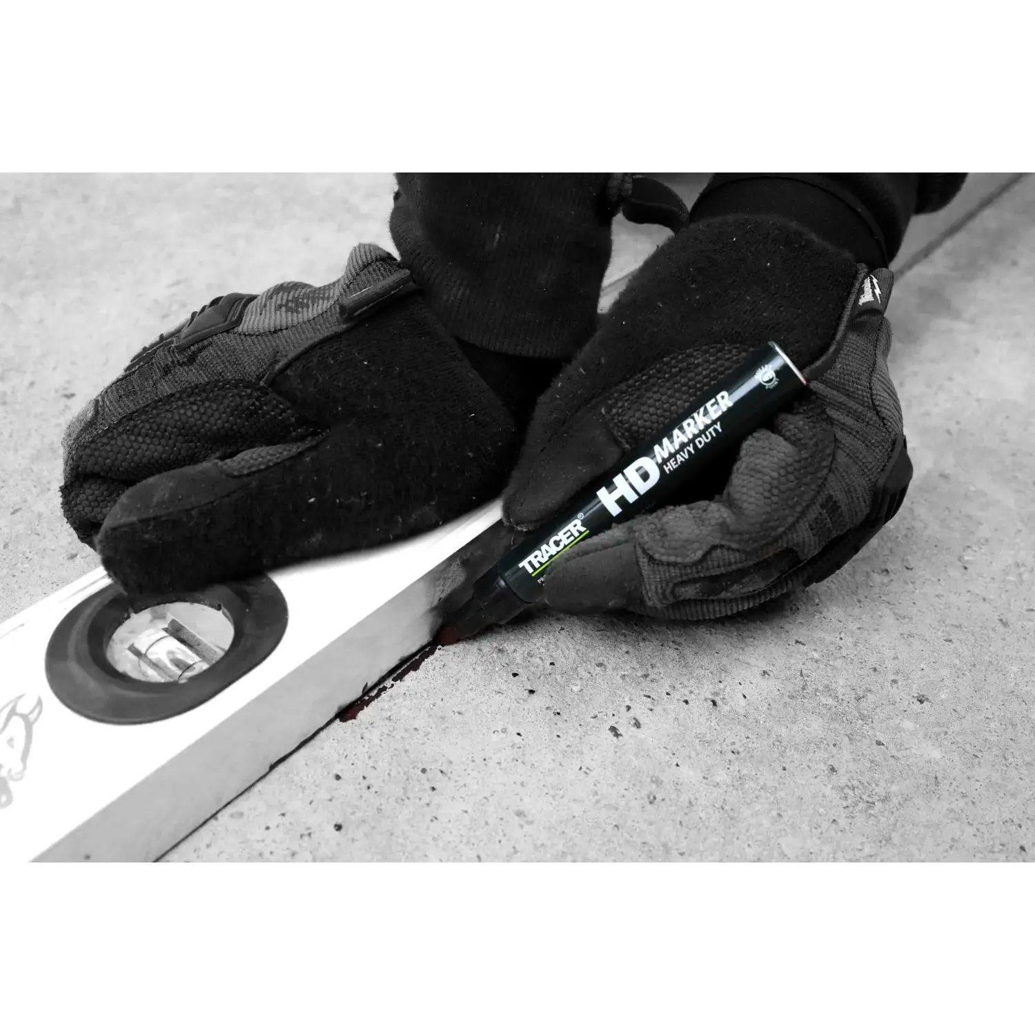 Mâini cu mănuși marcând cu marker tracer negru permanent cu vârf durabil pentru lucrări