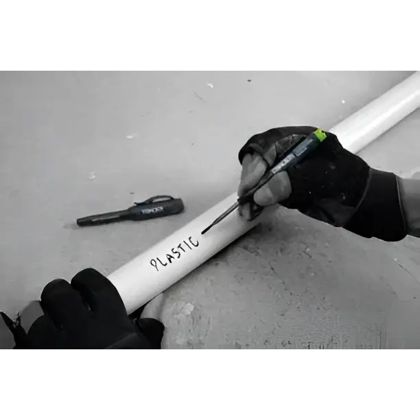 Marcaj pe țeavă din plastic alb cu varf dublu AMP2 pentru tăiere precisă