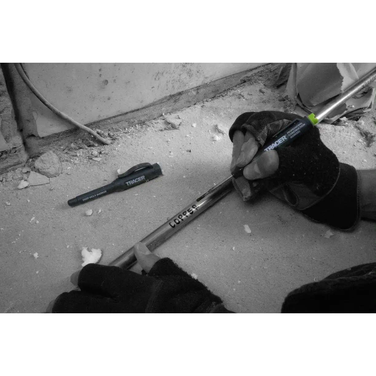 Mâini cu mănuși folosind un tăietor de țevi și un instrument de marcare pentru Marker TRACER cu Varf Dublu AMP2