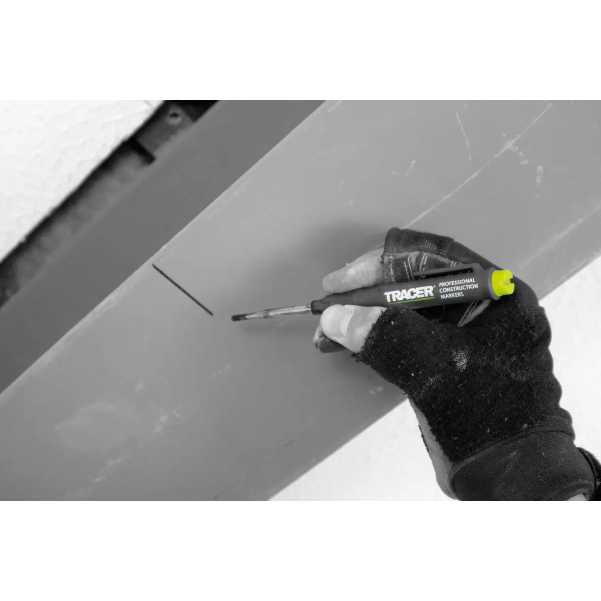 Mână în mănușă neagră ținând un marker TRACER cu varf dublu AMP2 pentru găuri adânci