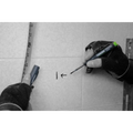 Mâini marcând măsurători pe perete cu Marker TRACER cu Varf Dublu AMP2
