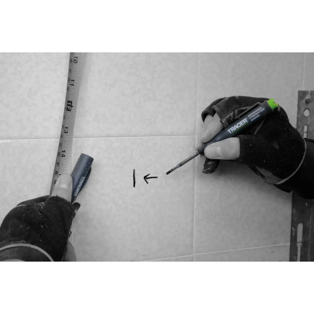 Mâini marcând măsurători pe perete cu Marker TRACER cu Varf Dublu AMP2