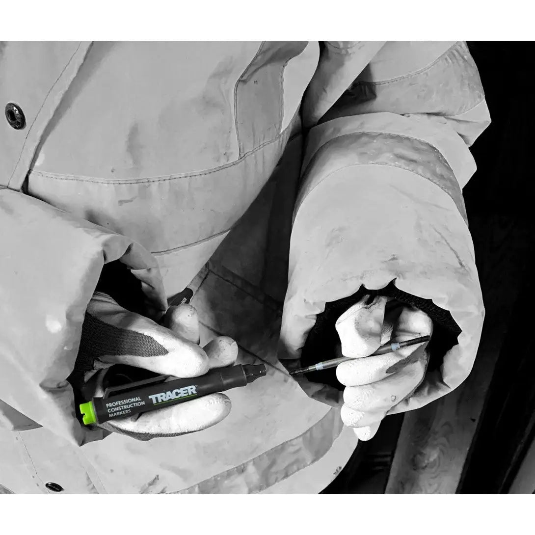 Mâini ținând un marker cu varf dublu AMP2 și capac verde pentru desenare precise