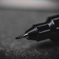 Vârf ultra-fin TRACER 2.0 — detaliu macro pentru linii precise, fără bavură