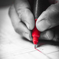 Marker TRACER 2.0 Ultra Fine roșu — marcaj precis pe desen tehnic