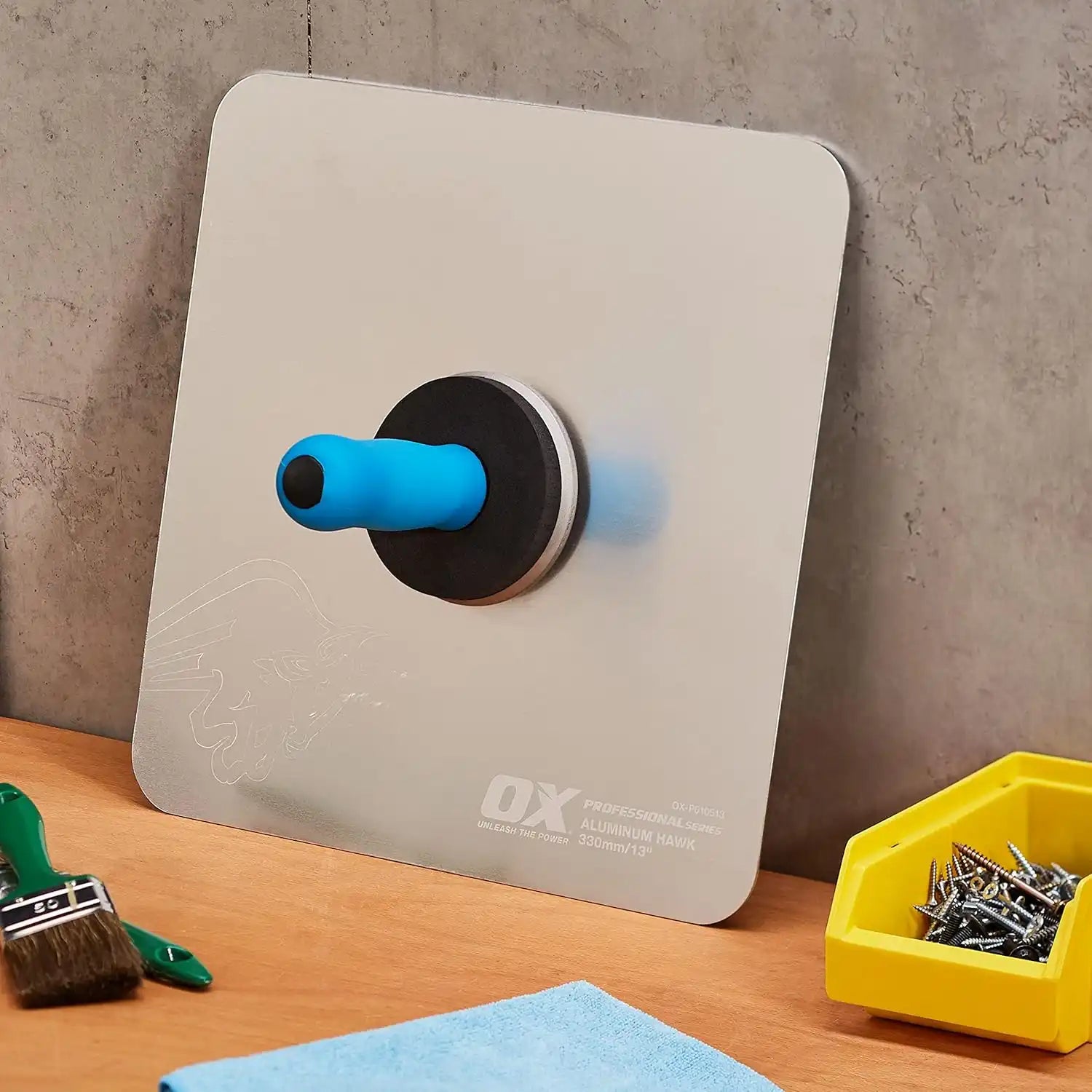 Un gulie de tencuială cu un mâner albastru.