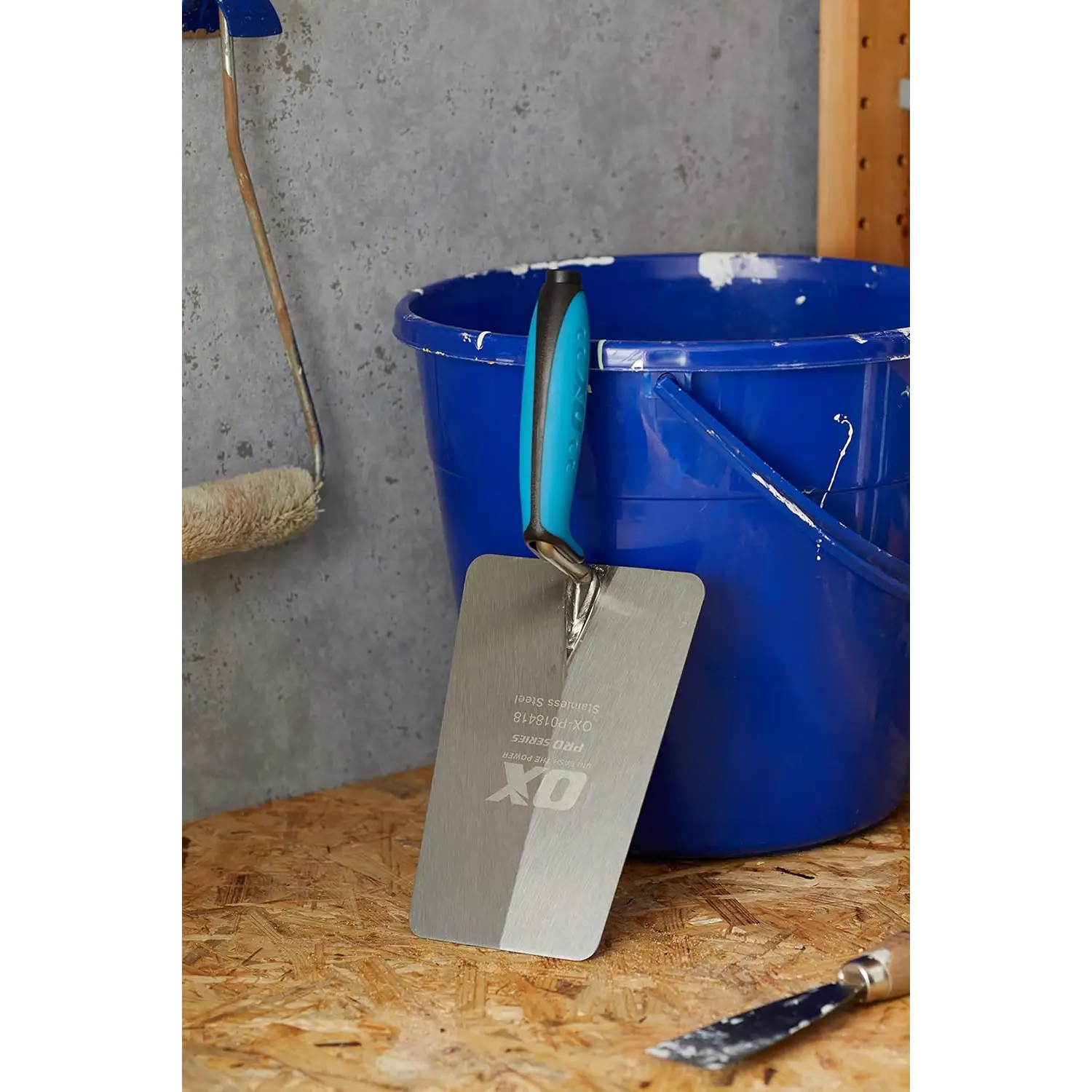 Imagine cu mistrie pentru galeata OX Pro, otel inox calit, maner ergonomic albastru și negru