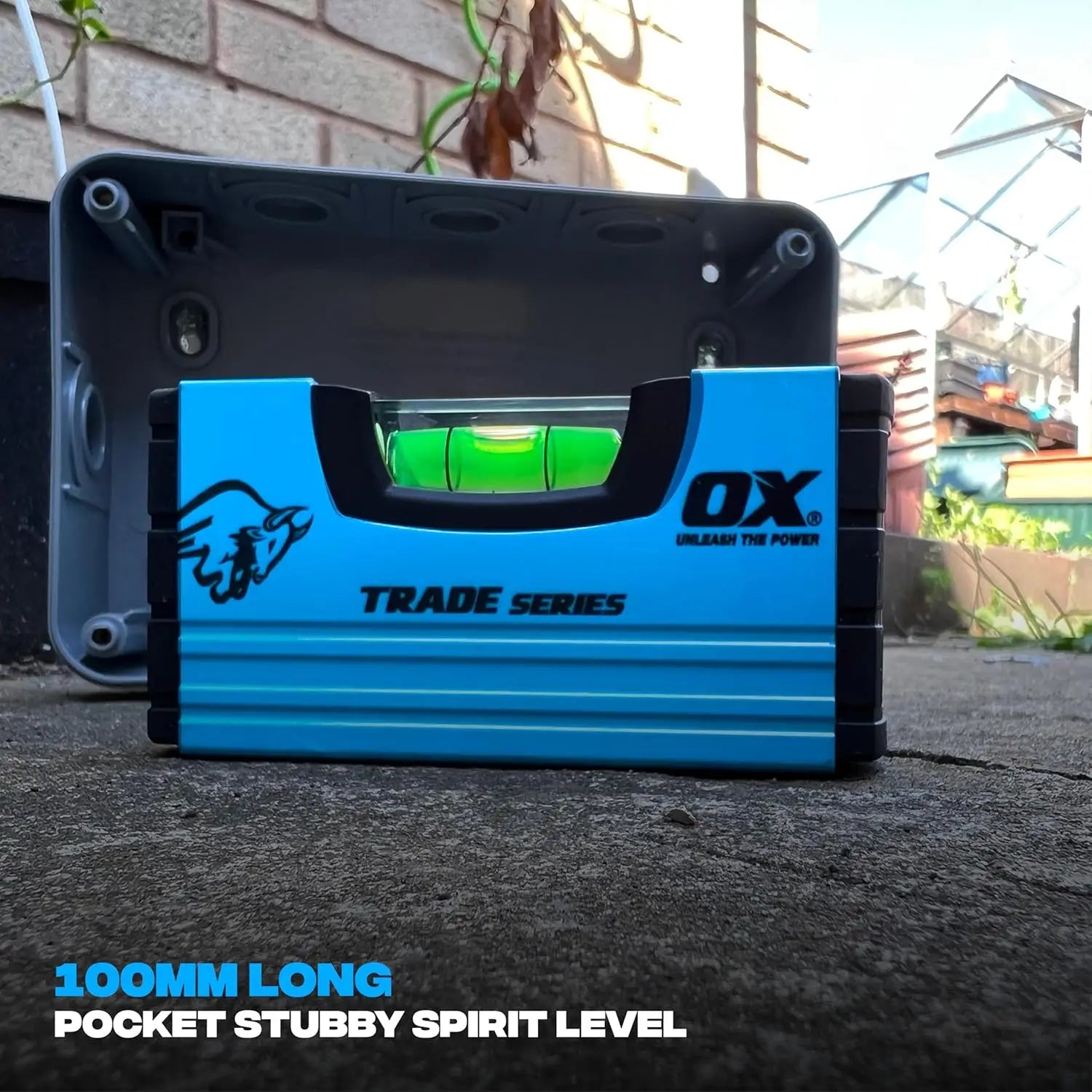 Nivel cu fiola acrilica, buzunar OX Trade și curea port-scule pentru măsurători precise