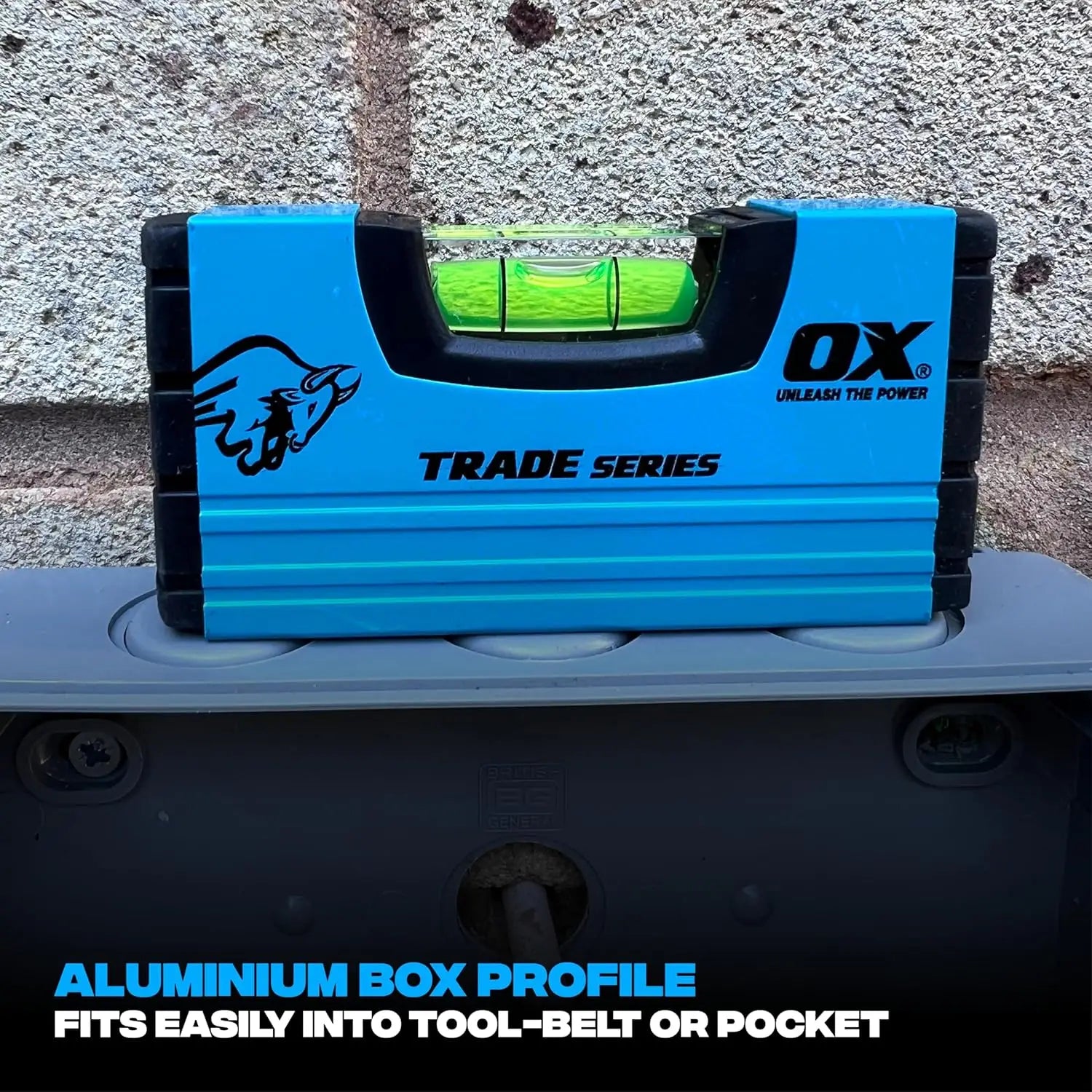 Nivelă de buzunar OX Trade cu fiola acrilica, profil aluminiu și curea port-scule