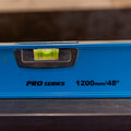 Detaliu logo OX PRO Series și fiolă pe nivela de 1200 mm
