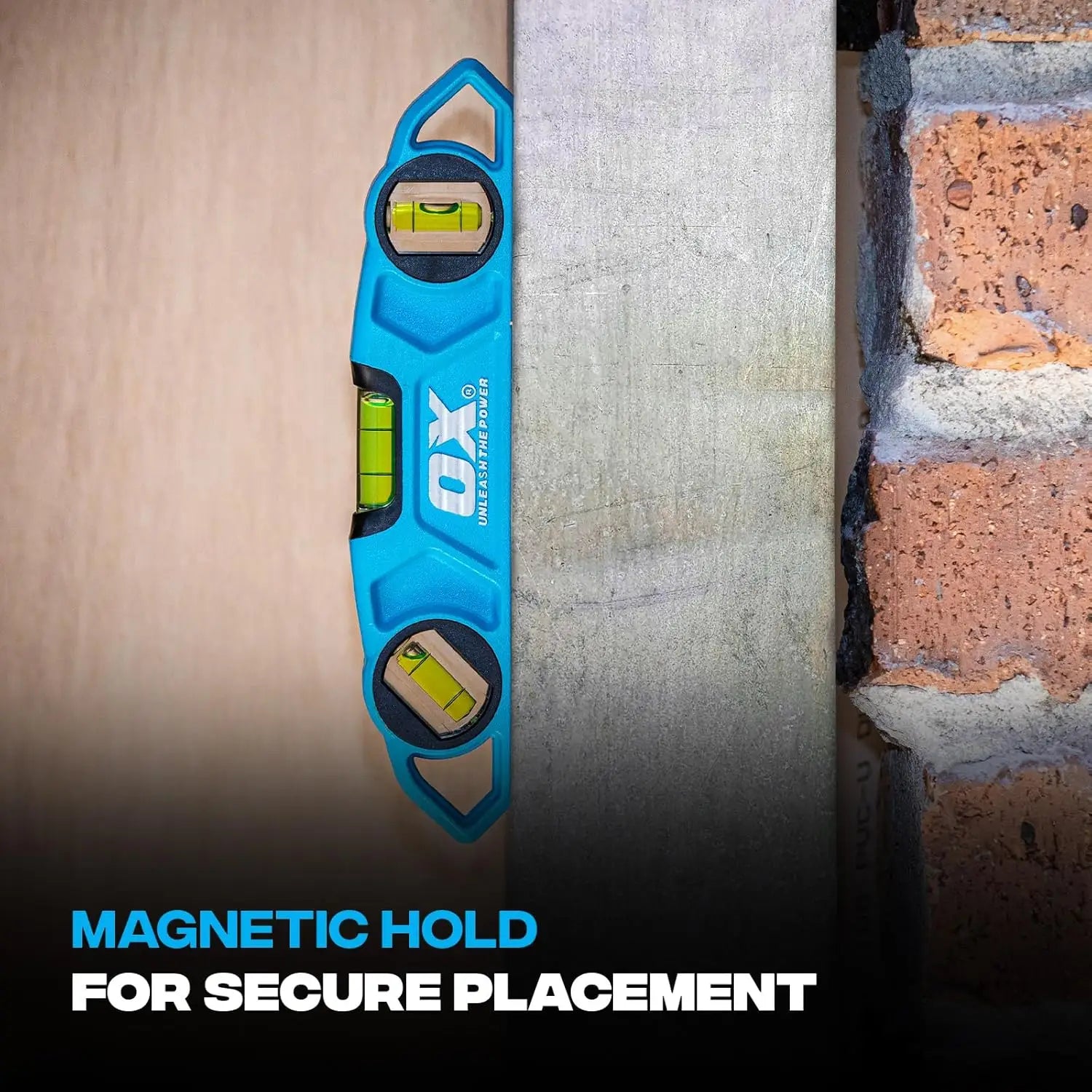 Imaginea arată o nivela torpedo magnetica OX Pro 230mm cu trei tuburi de nivel