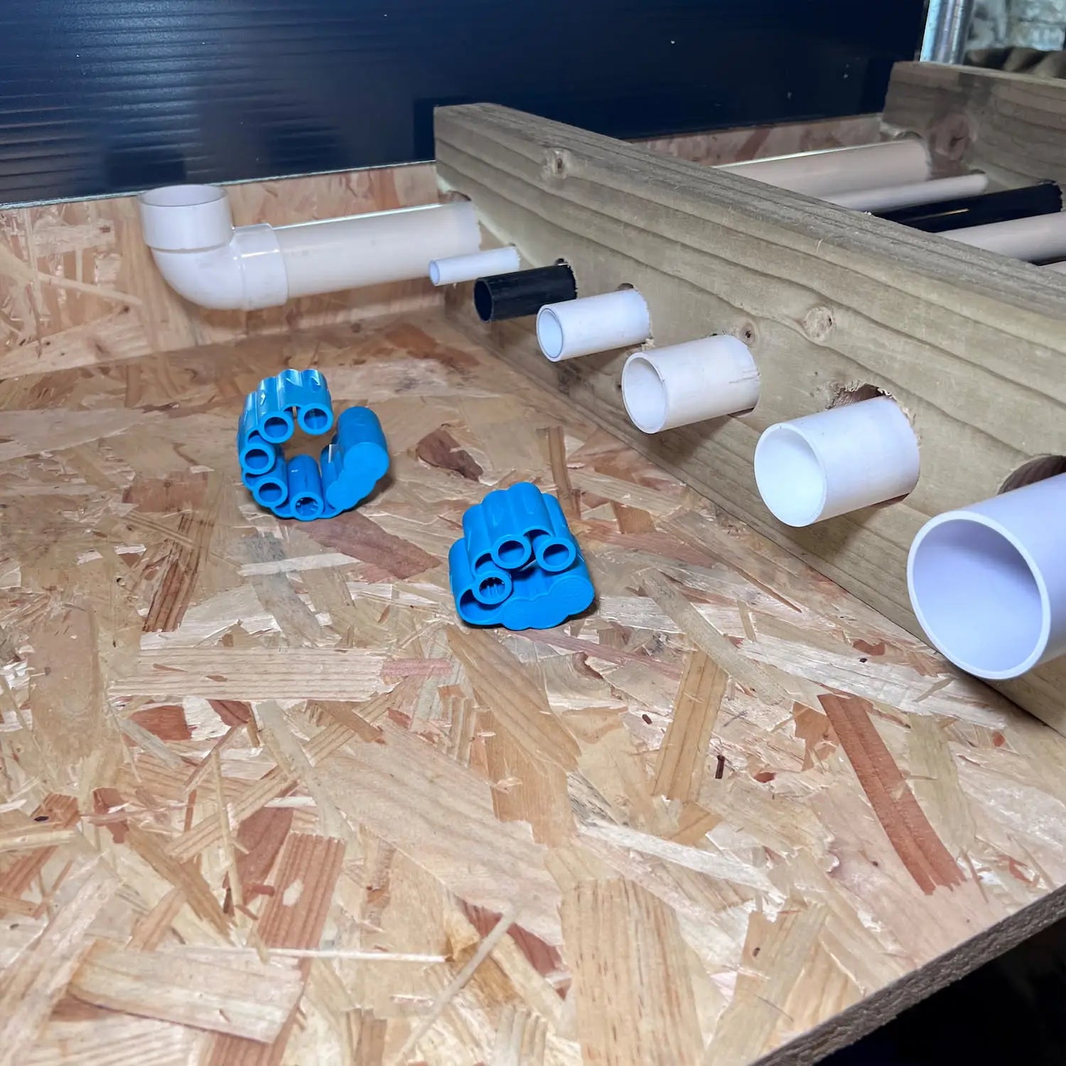 Imagine de obiecte din plastic albastru cu deschideri circulare pentru flex c2 cutter Polyzip Flex