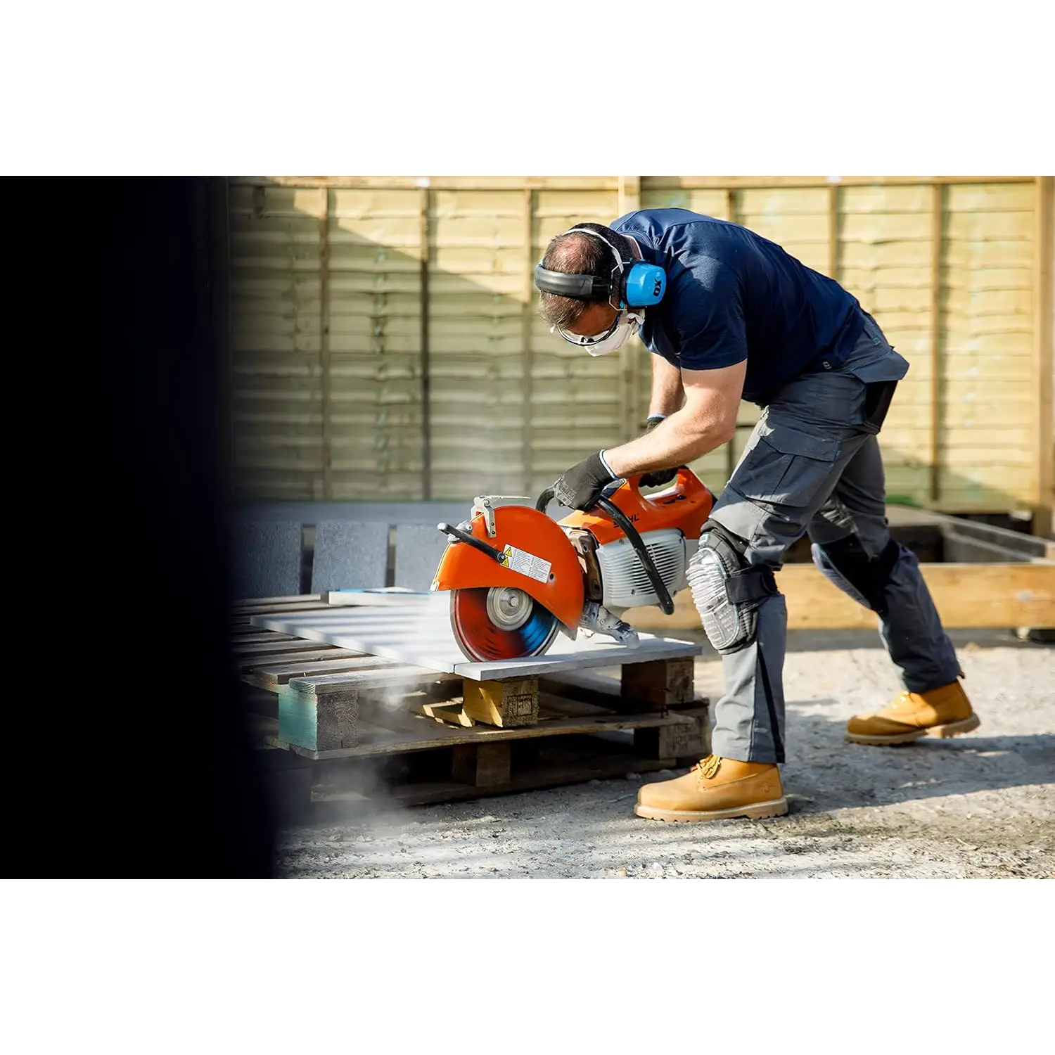 Lucrător în construcții folosind disc diamantat OX Pro 2CM pentru tăiere umedă porțelan cu segment de plasă